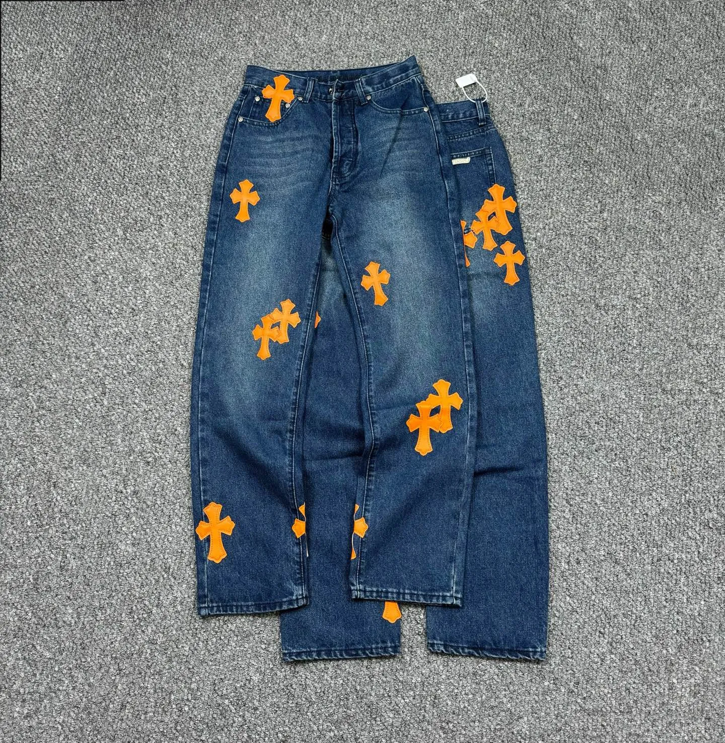 P260 Style No.: H880 Chrome Heart & Chrome Heart Blue Pants Orange Peel Metal Cross Patch Leather Jeans ChromeHearts# Design Jeans Invincible Texture Ceiling-Level Jeans Hard to Find at the Counter‼ ️ Cross patchwork leather jeans, top-notch heavy-duty washing process, calfskin laser-cut cross, distressed silver hardware, straight version to make the upper body slimmer, that lesbian style Color: blue Size: 28-30-32-34-36